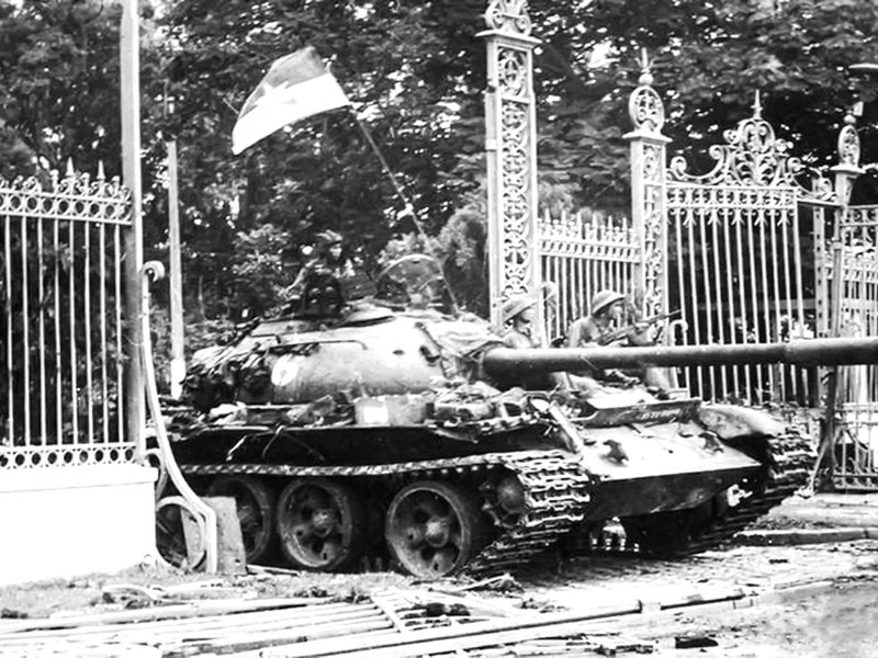 Victoire du 30 avril 1975 – La chute de Saïgon met fin à la guerre du Vietnam et marque le début d’une nouvelle ère de réunification, de reconstruction et de défense nationale.