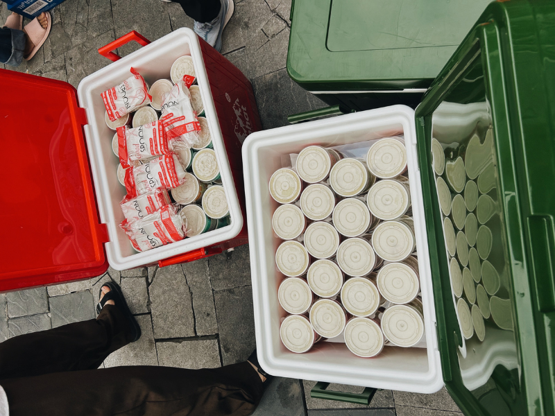 Tourisme solidaire Action caritative Hanoï Vietnam Horizon Vietnam Travel Institut d’Hématologie Voyage responsable Solidarité Patients hospitalisés Distribution de repas Engagement social Voyage éthique Action caritative à Hanoi