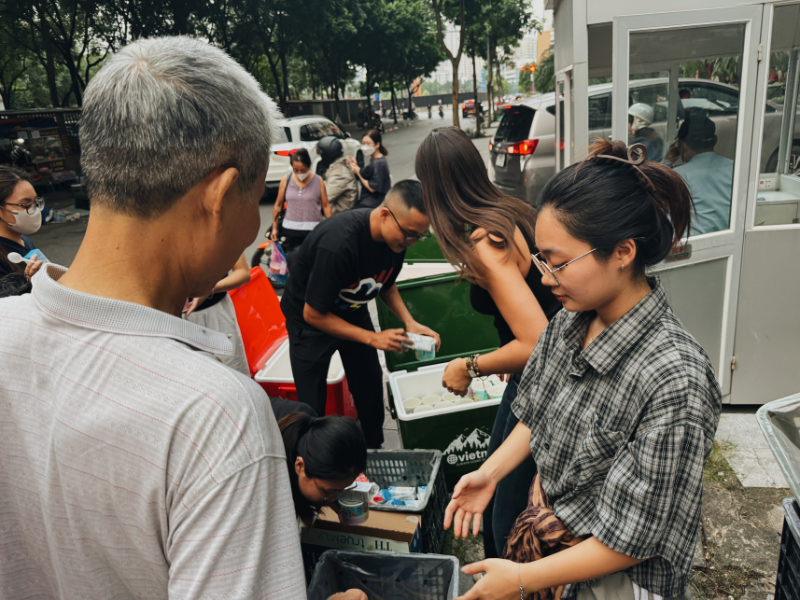 Tourisme solidaire Action caritative Hanoï Vietnam Horizon Vietnam Travel Institut d’Hématologie Voyage responsable Solidarité Patients hospitalisés Distribution de repas Engagement social Voyage éthique ACtion caritative à Hanoi