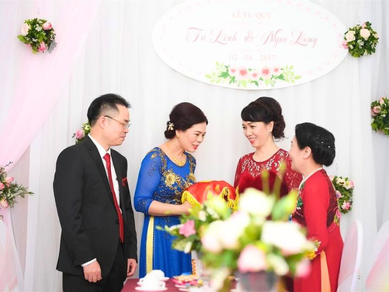 Moment de respect et de courtoisie : la mère du marié apporte les offrandes pour annoncer la venue du cortège