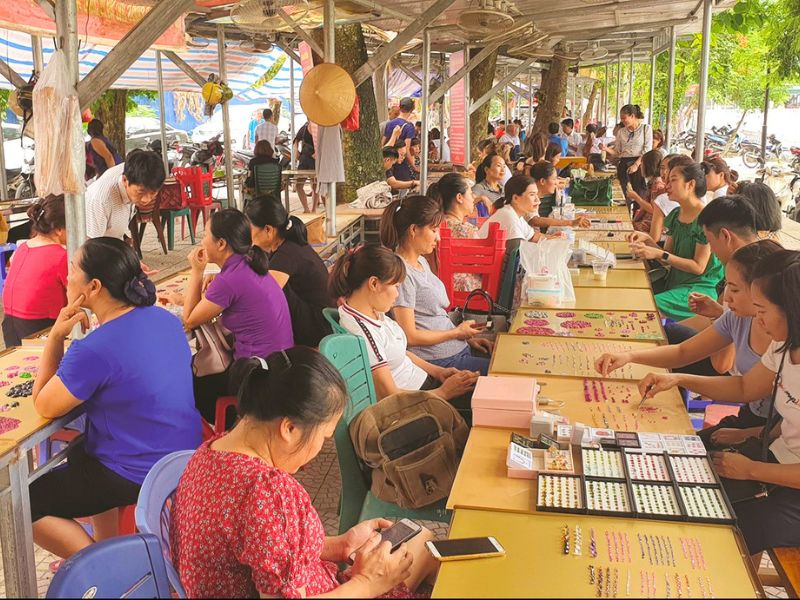 Marché aux pierres précieuses de Luc Yen
