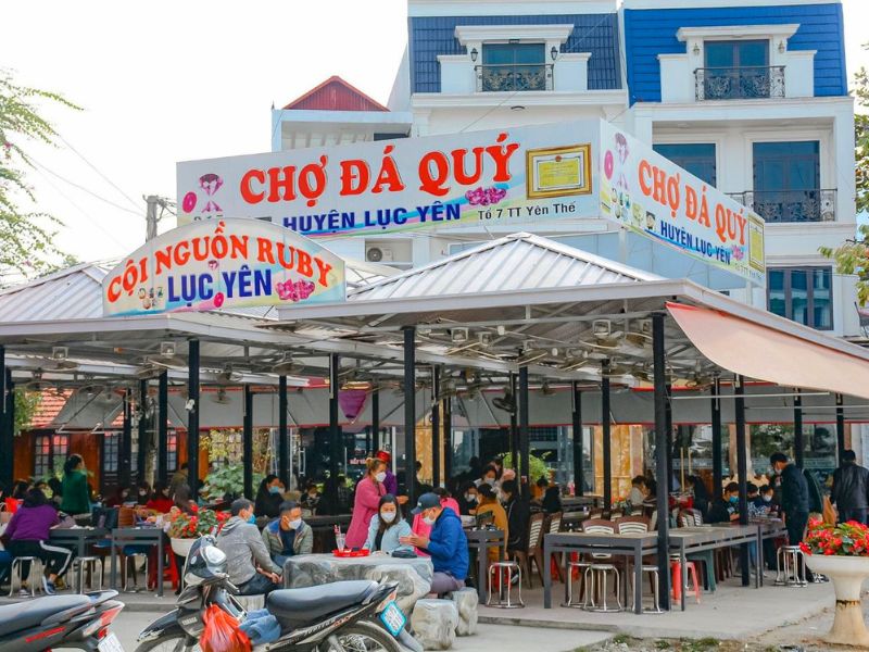Marché aux pierres précieuses de Luc Yen