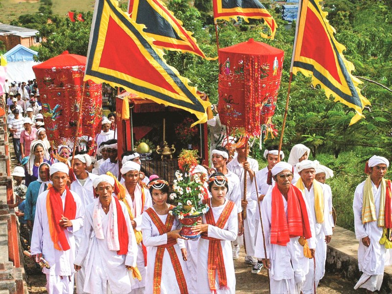 Festival Katê à Bình Thuận – procession des costumes et décrets royaux vers la tour Po Sah Inư, symbole spirituel des Cham