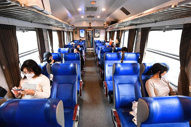 Intérieur du train SE1 reliant Hanoï à Hué, confort en classe assise climatisée