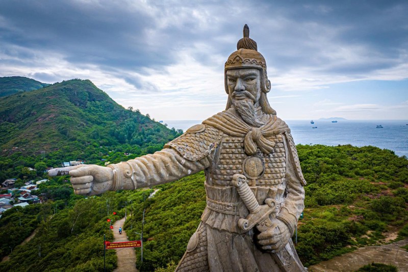 Surplombant la mer à Quy Nhơn, la statue sacrée de Trần Hưng Đạo relie la terre, le ciel et les flots – un hommage à l’esprit invincible du Vietnam