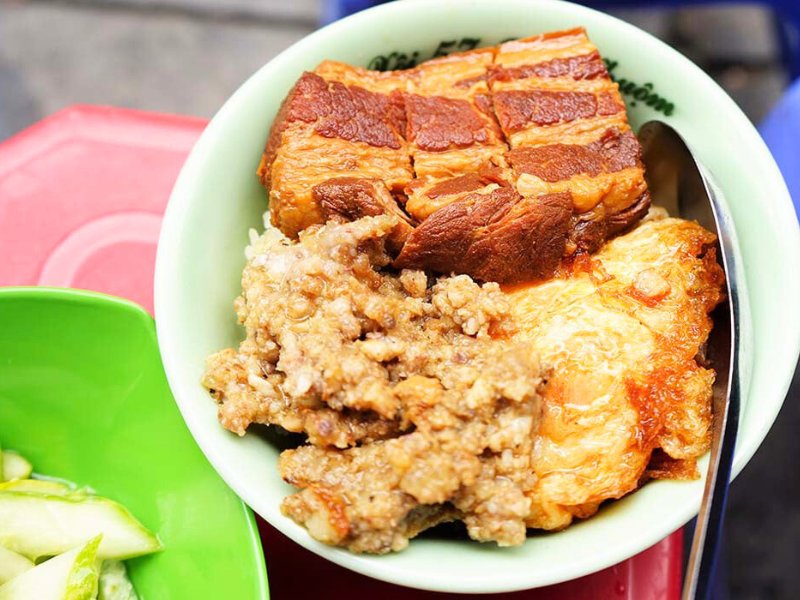 Xoi thit — riz gluant au porc caramélisé, un petit-déjeuner typique et réconfortant du Vietnam