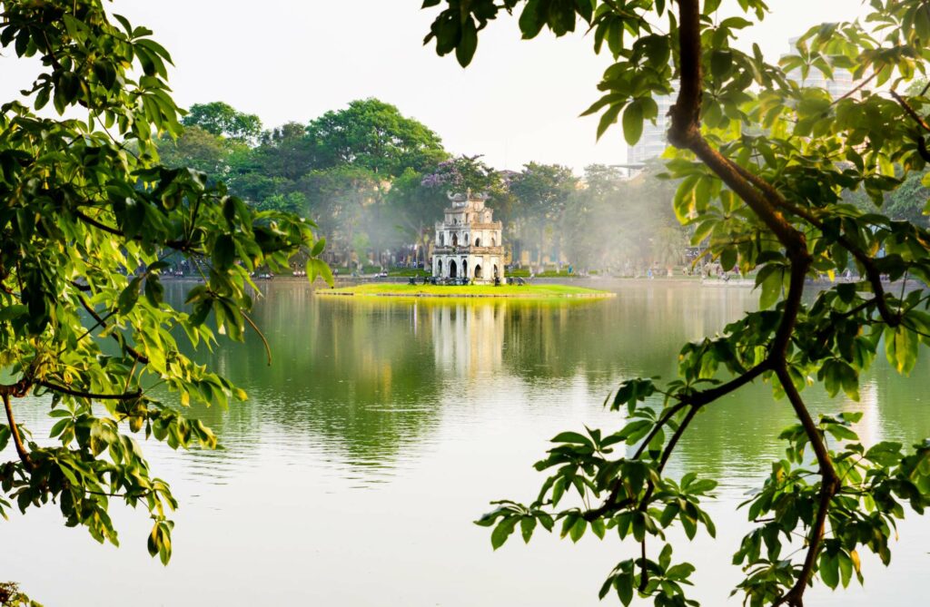 Le lac Hoan Kiem à Hanoï, un cadre idéal pendant la meilleure période pour visiter la ville