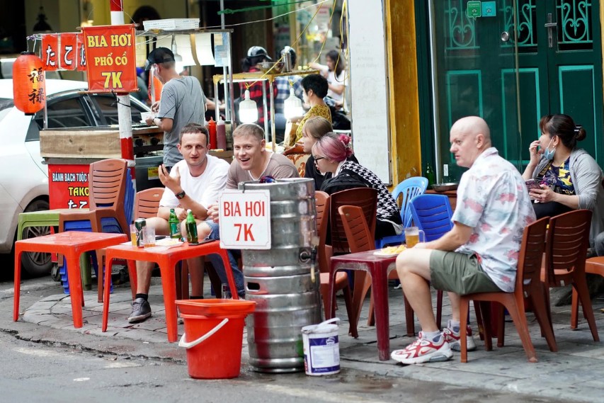 Étal de rue dans le vieux quartier de Hanoï, idéal pour goûter la cuisine locale