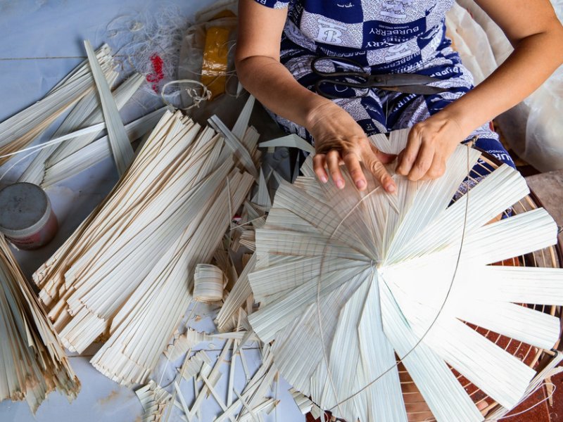 Les feuilles sont disposées en trois couches pour former la surface du chapeau.