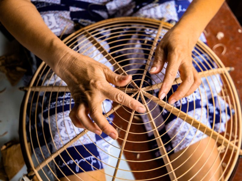 L’artisan assemble les 16 cercles en bambou qui donnent au Non La de Làng Chuông sa solidité tout en conservant sa délicatesse