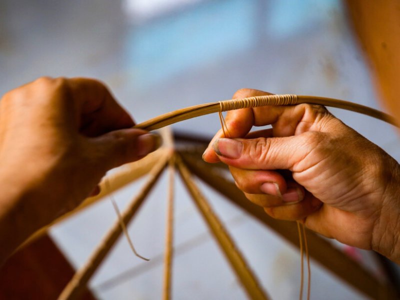 Formation du cercle en bambou, base essentielle de l’armature du chapeau