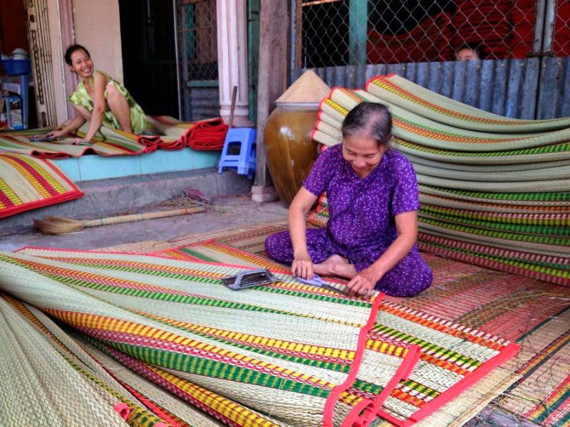 Tissage de nattes en roseau à Nhon Thach