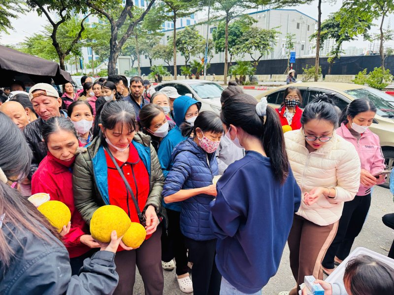 Action solidaire hebdomadaire de Horizon Vietnam à l’Hôpital d’hématologie, distribution de soupe de riz, lait et pamplemousses.