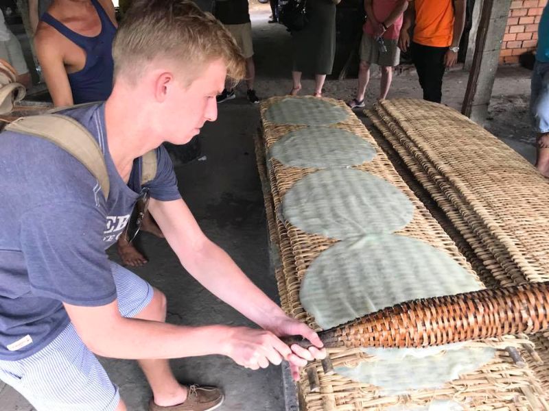 Fabrication artisanale de nouilles de riz (hu tieu) dans un atelier traditionnel du delta du Mékong