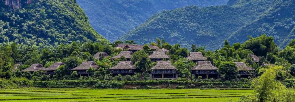 Panorama des Dorfes Lac in Mai Chau mit Reisfeldern und Bergen