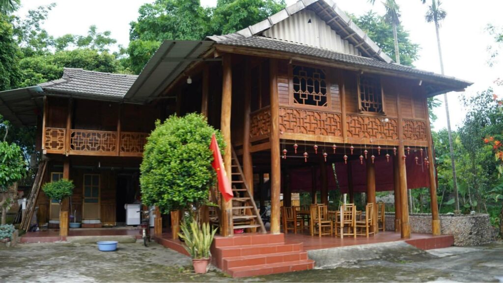 Traditionelles Haus mit Laternen im Dorf Nhot