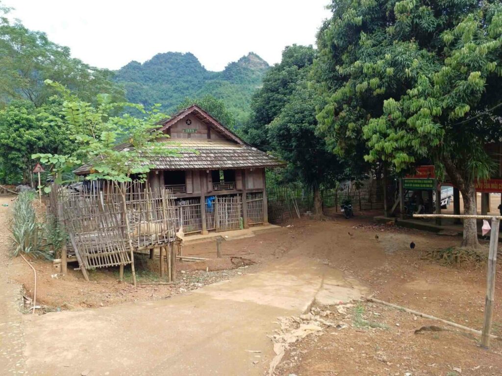 Traditionelles Haus im Dorf Phuc am Fuss der Berge