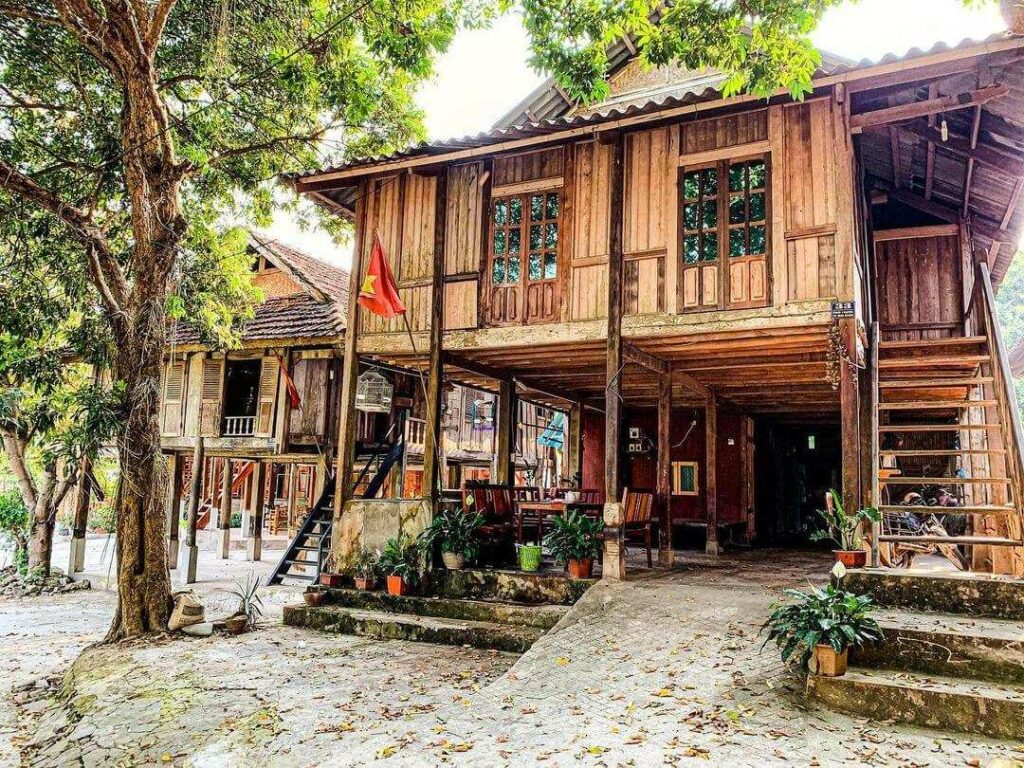 Traditionelles Pfahlhaus im Dorf Pom Coong