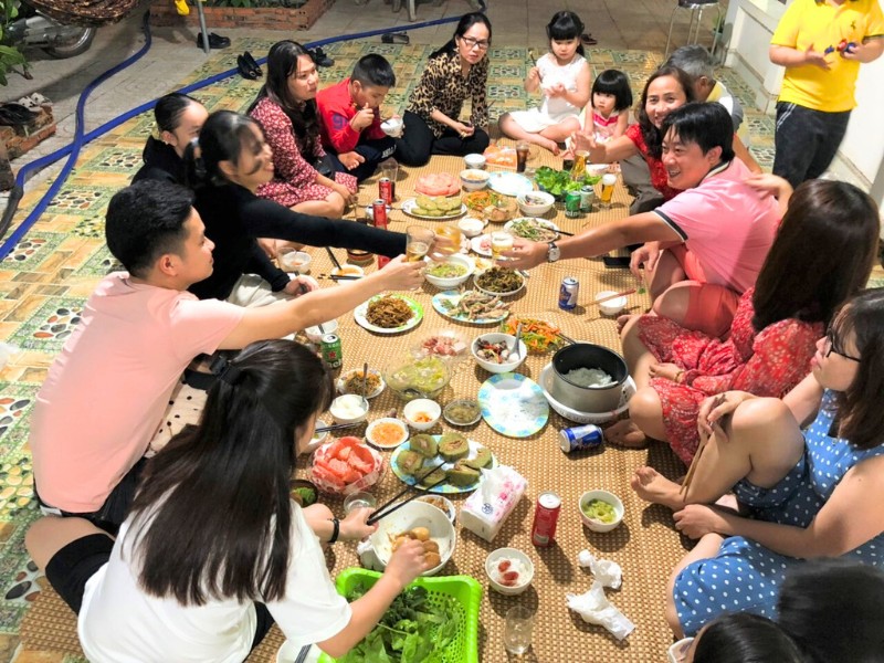 Boire de l’alcool pendant le Tết, un geste festif qui symbolise le partage et les vœux de prospérité pour la nouvelle année