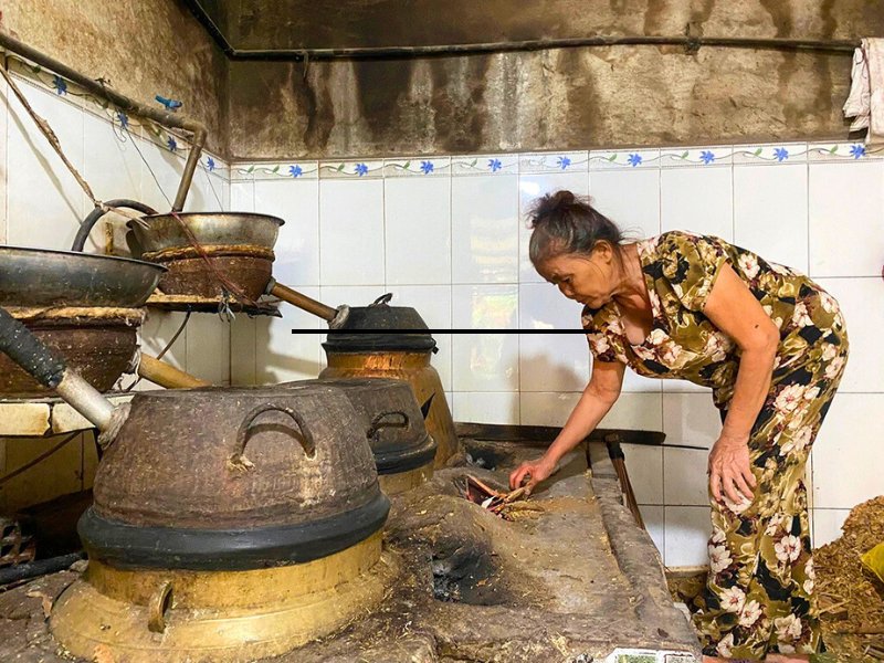 L’alcool Bau Da, célèbre spécialité du Centre du Vietnam, reconnu pour sa pureté et sa puissance