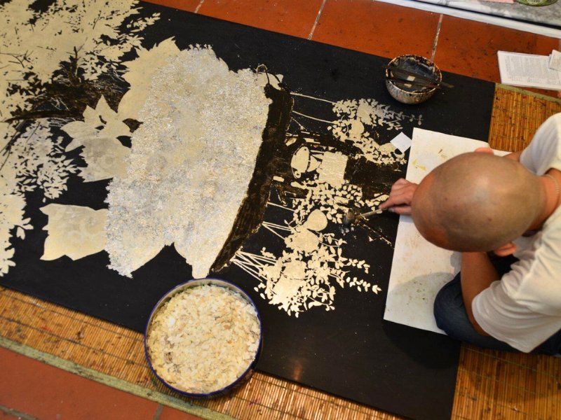 Quand la laque vietnamienne transforme patience et lumière en œuvre d’art