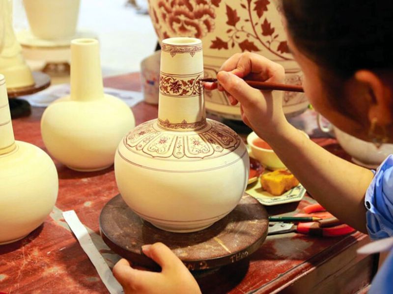 Décor peint à la main sur une pièce de céramique traditionnelle du village de Chu Dau