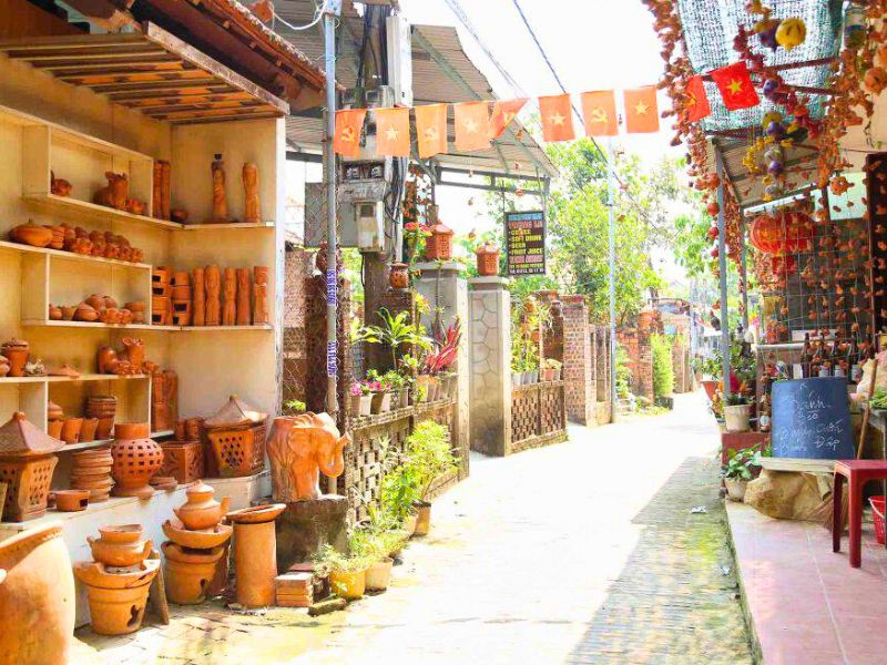 Production artisanale de céramique en terre cuite au village de Thanh Ha