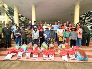 Horizon Vietnam Travel aux côtés des familles touchées par les intempéries à Phu Yên