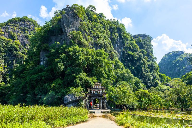 Tam Coc - Bich Dong - rizières paisibles, pitons calcaires et pagodes nichées dans un paysage surnommé la baie d’Halong terrestre