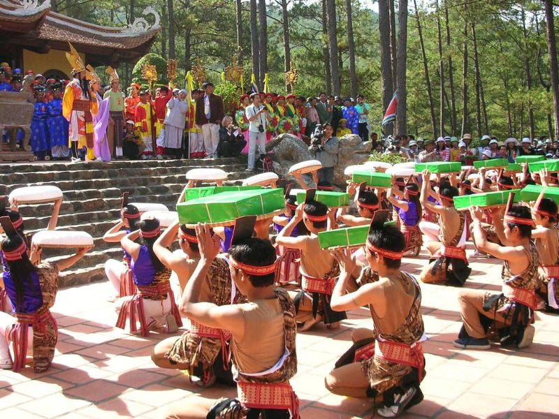 Vivre la Fête des Rois Hùng en avril offre une immersion unique dans les traditions vietnamiennes.