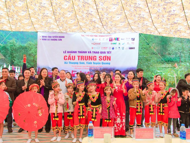 Des spectacles culturels présentés par les enfants locaux ont animé la cérémonie d’inauguration du pont de Trung Son