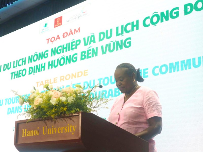 Adjara Diouf, coordinatrice du projet "Promotion du tourisme durable" de l’OIF, prend la parole lors de la table ronde, le 10 octobre à Hanoï.