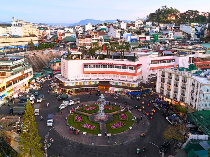 Au marché de Da Lat, saveurs, couleurs et vie quotidienne se mêlent dans une atmosphère authentique Vietnam en 19 jours