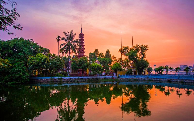 En juillet, la Pagode de Tran Quoc au coucher du soleil, avec des reflets dans le lac