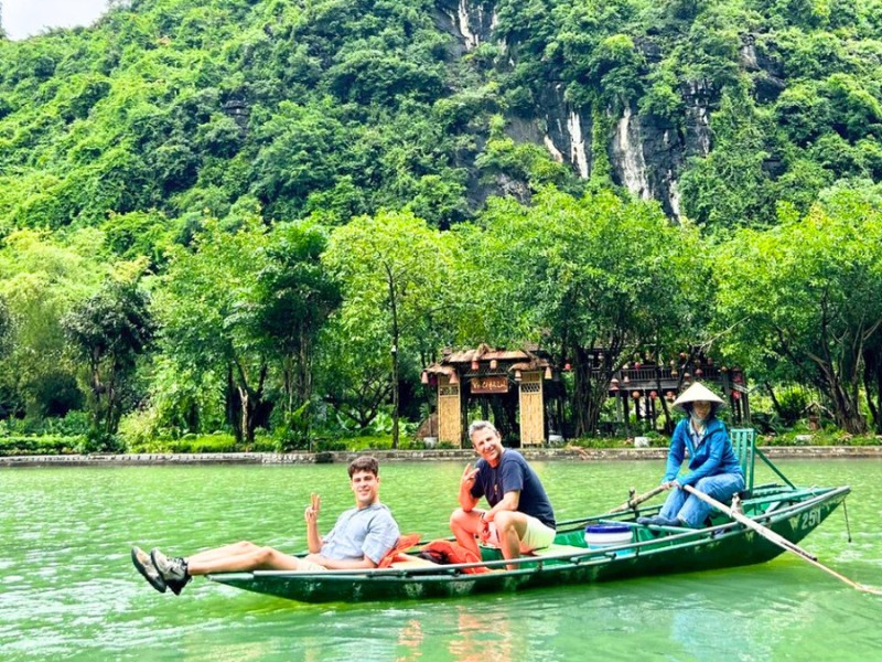 Nos voyageurs découvrent Ninh Binh au fil de l’eau, à bord d’un sampan Vietnam en 18 jours
