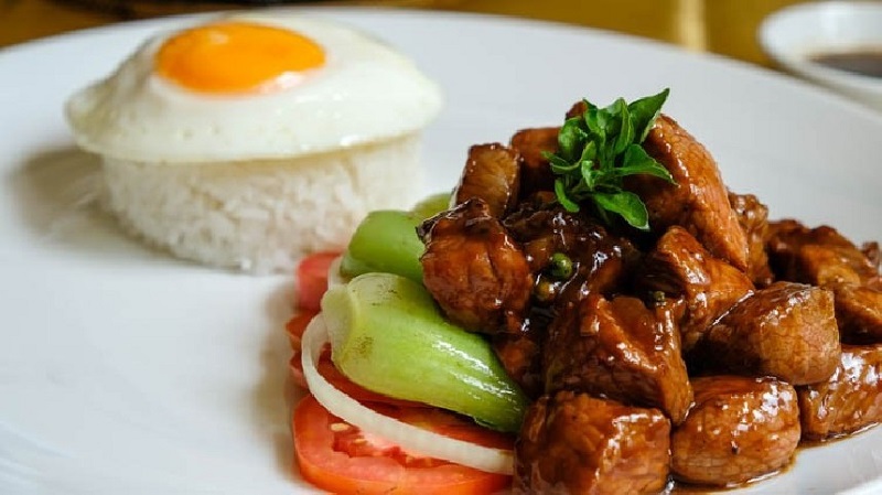 Boeuf Lok lak (Bœuf sauté dans une sauce brune)