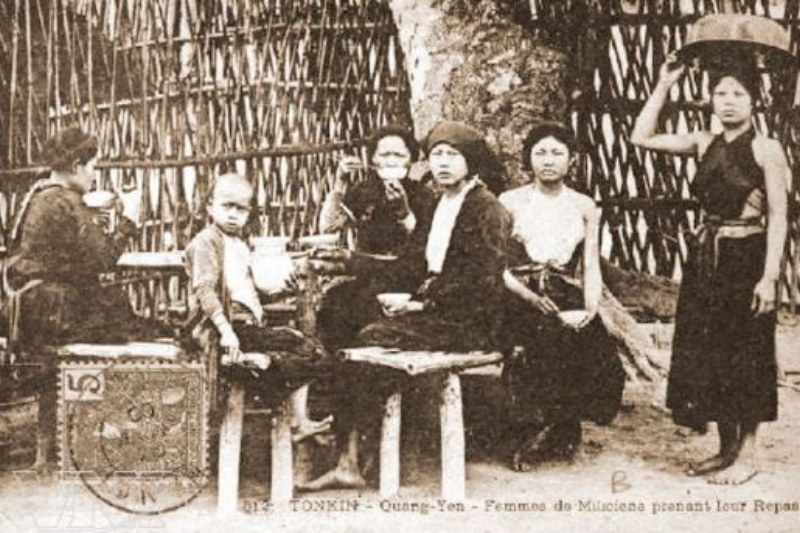 Tenue traditionnelle vietnamienne “ao yem”