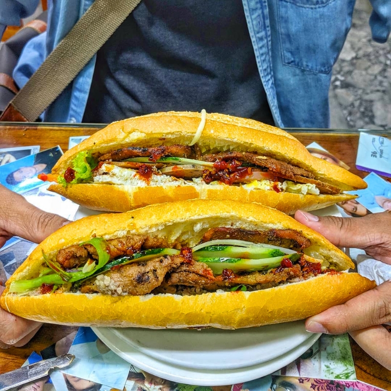 Bánh mì Madame Khánh est surnommée par de nombreux touristes et médias étrangers « La Reine du Banh Mi »