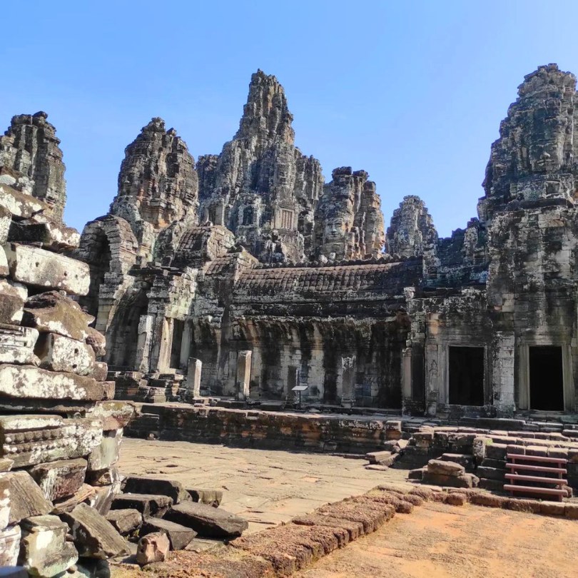 Le temple du Bayon, célèbre pour ses tours ornées de visages énigmatiques, au cœur d’Angkor
