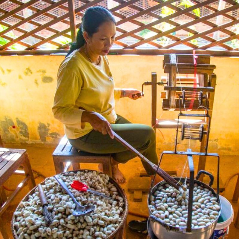 À la ferme de soie de Puok, les visiteurs découvrent le savoir-faire traditionnel cambodgien, de l’élevage des vers à soie au tissage artisanal
