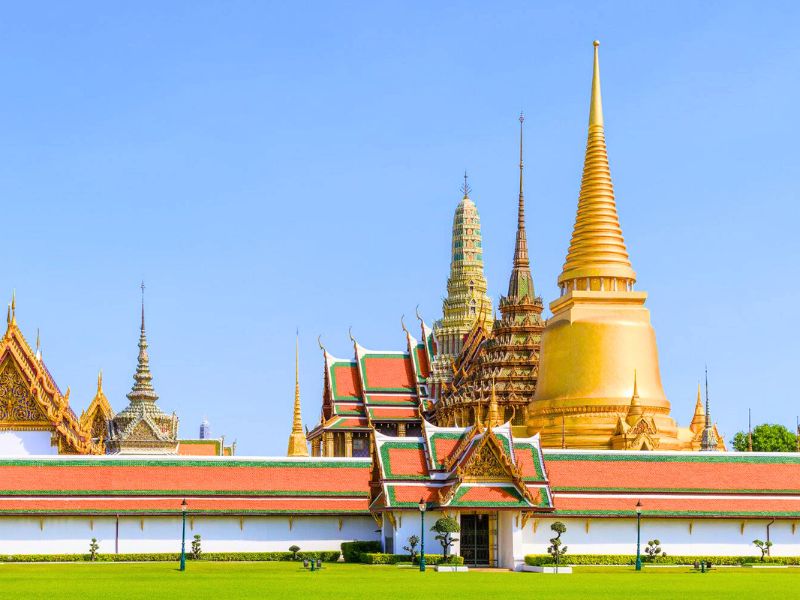 Le Grand Palais de Bangkok, joyau architectural de la Thaïlande, mêle temples dorés et détails raffinés au cœur de la capitale