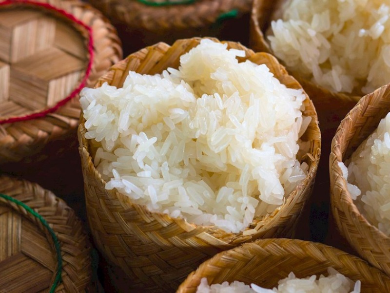 Le Khao Niew, l’accompagnement incontournable de la gastronomie laotienne