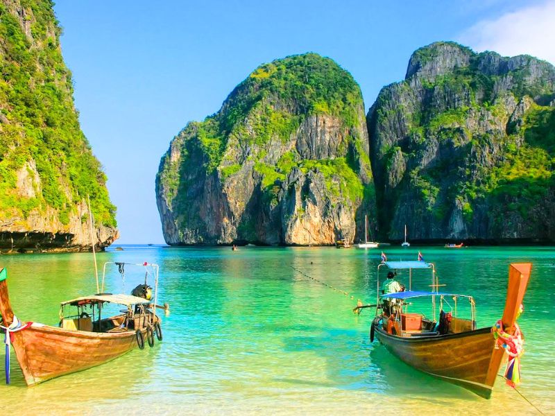 Koh Phi Phi et Maya Bay, joyaux tropicaux, séduisent par leurs falaises verdoyantes, leurs eaux turquoise et leur beauté préservée