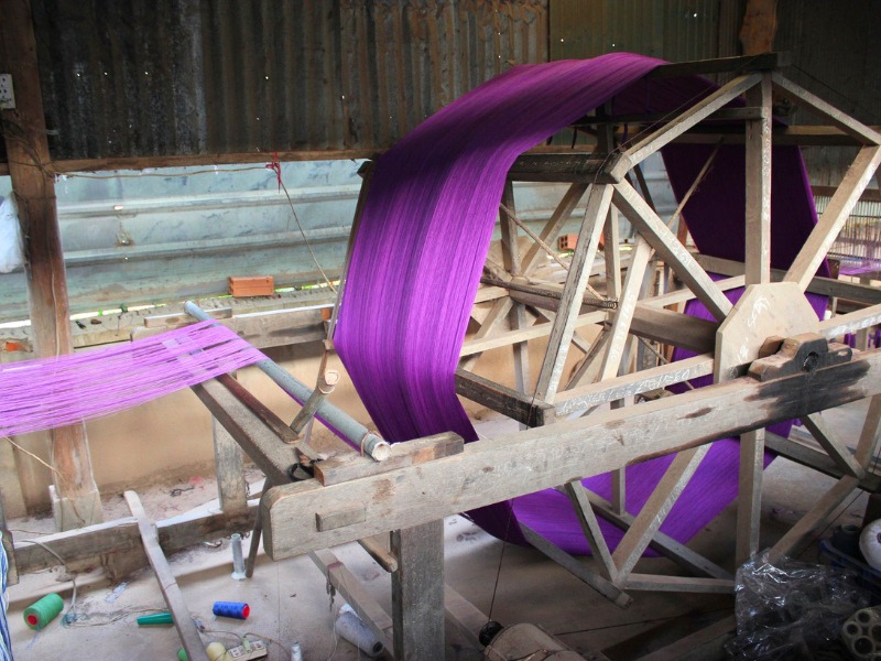 Le tissage du krama illustre un savoir-faire traditionnel encore vivant au Cambodge