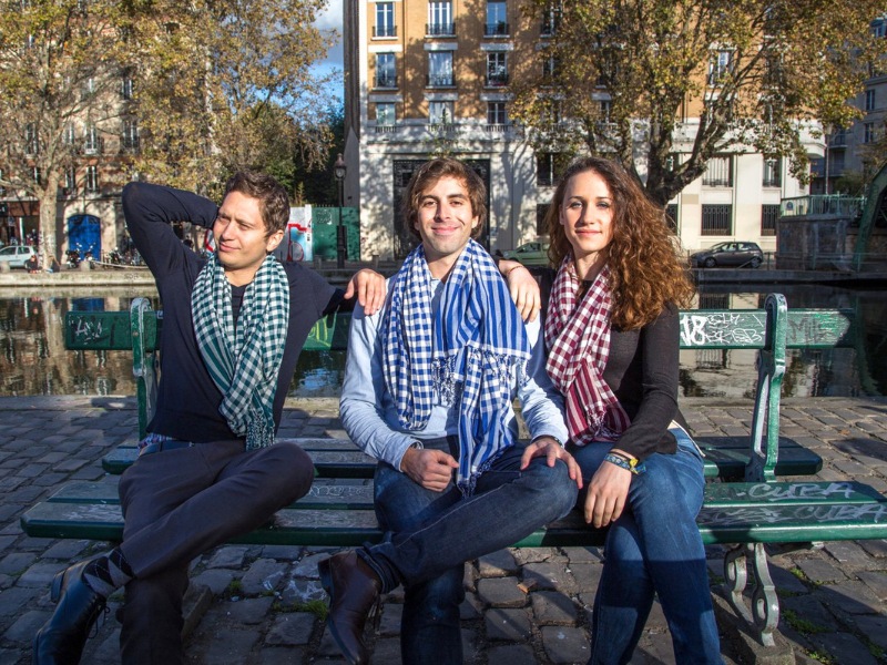 Entre tradition et modernité, le krama reste un accessoire emblématique du Cambodge et une belle idée de cadeau vêtements Cambodge 