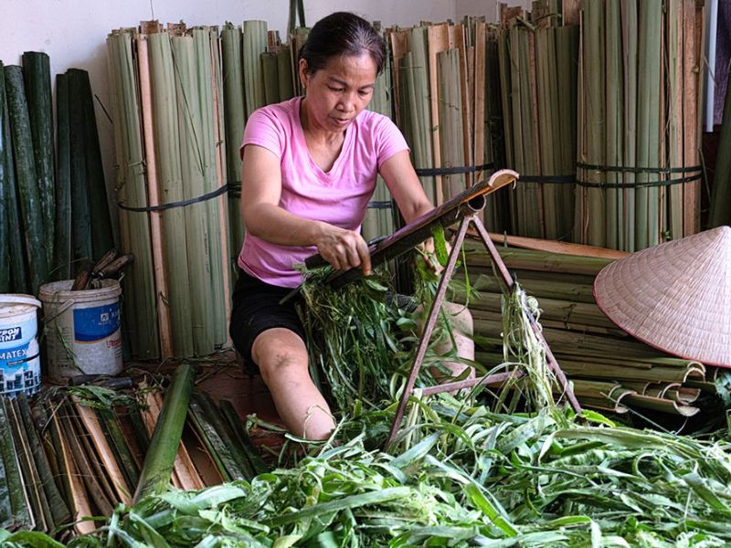 La préparation des tiges d'encens