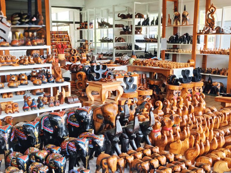 Les sculptures sur bois Laos