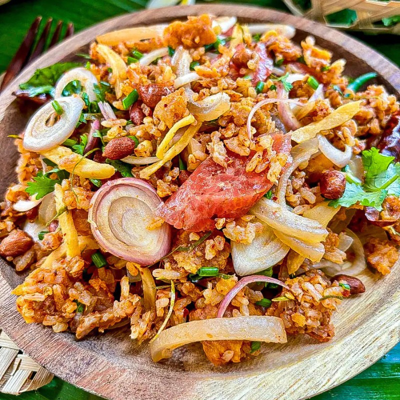 Naem Khao Tod, la salade laotienne de riz croustillant pleine de saveurs