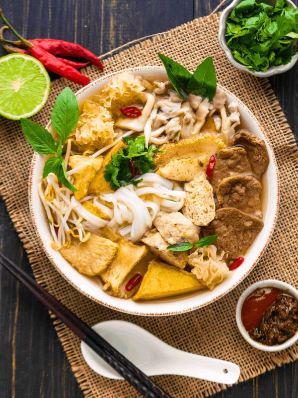 Pho chay, la version végétarienne du pho, légère et parfumée aux herbes et épices