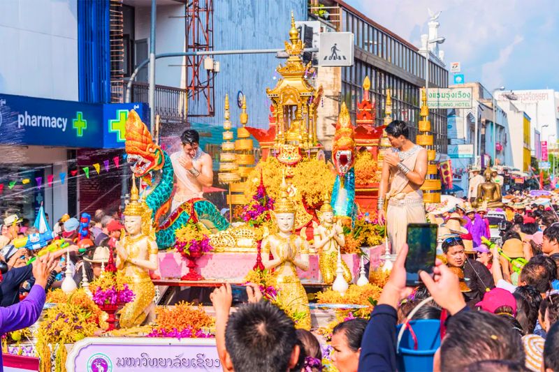 Songkran à Bangkok, fête du Nouvel An thaïlandais, transforme la ville en immense bataille d’eau festive